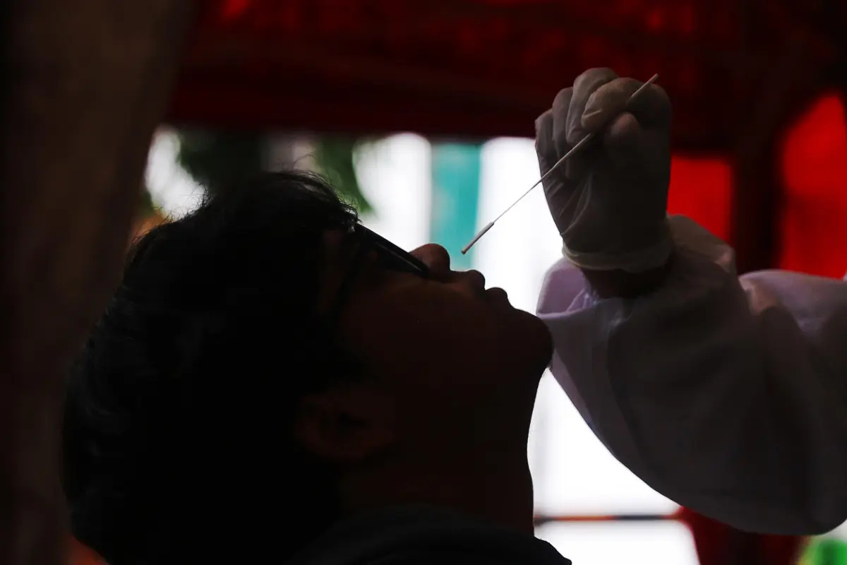 Cegah Covid-19, Penumpang Tiba di Terminal Kalideres Dites Antigen