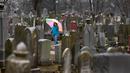 Warga mencari kuburan orang yang dicintainya di Chesed Shel Emeth Cemetery di University City, St Louis, Missouri, (21/2). Setidaknya lebih dari 100 batu nisan rusak di pekuburan itu. (Robert Cohen /St. Louis Post-Dispatch via AP)