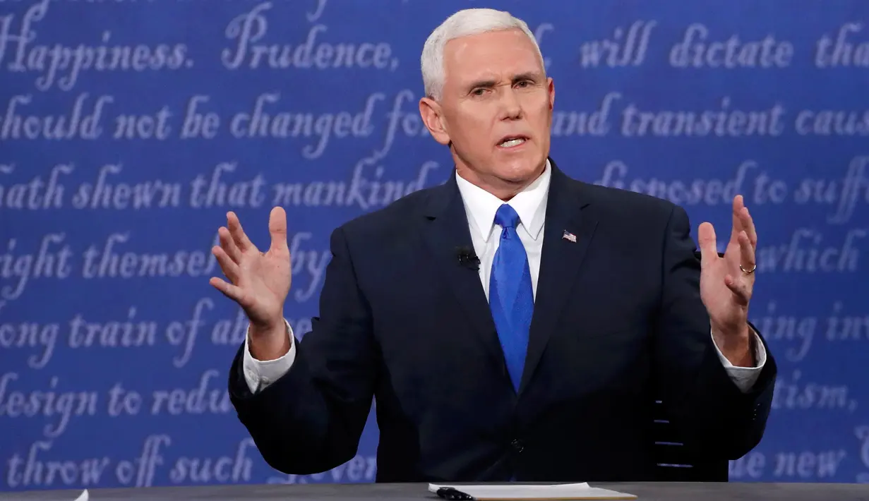 Cawapres Partai Republik, Mike Pence menjawab pertanyaan ketika berhadapan dengan cawapres Partai Demokrat Senator Tim Kaine pada debat perdana cawapres AS di Longwood University di Virginia, Selasa (4/10). (REUTERS/Jonathan Ernst)