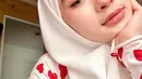 Lepas cadar yang selama ini menutup wajah cantiknya, Inara Rusli disebut mirip Zaskia Gotik, Asmirandah hingga Laudya Cynthia Bella. Bahkan tak sedikit netizen yang memuji dan menyebut ibu tiga anak ini mirip dengan artis Korea. Setelah umumkan keputusannya untuk melepas cadar, Inara Rusli unggah potret dirinya perdana tanpa cadar di Instagram sembari ucap terima kasih atas dukungan netizen kepadanya. (Liputan6.com/IG/@mommy_starla)