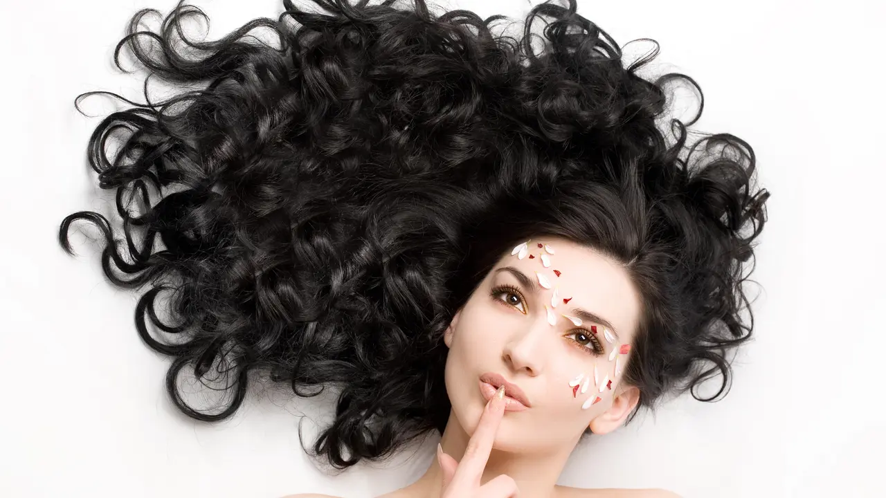 4 Perawatan Rambut Alami yang Harus Kamu Lakukan di Akhir Pekan