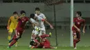 Pemain Timnas Indonesia dan Pemain Korea Selatan U-23 berebut bola pada laga uji coba di Stadion Pakansari, Bogor, (23/6/2018).  Indonesia U-23 kalah 1-2 dari Korea U-23. (Bola.com/Nick Hanoatubun)
