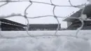Pemandangan salju di lapangan saat pertandingan antara Burnley dan Tottenham Hotspur ditunda di Turf Moor, Inggris, Minggu (28/11/2021). Baik pihak Burnley maupun Tottenham menerima keputusan ini. Mengenai tanggal pengganti, hal itu diputuskan di lain hari. (Bradley Collyer/PA via AP)