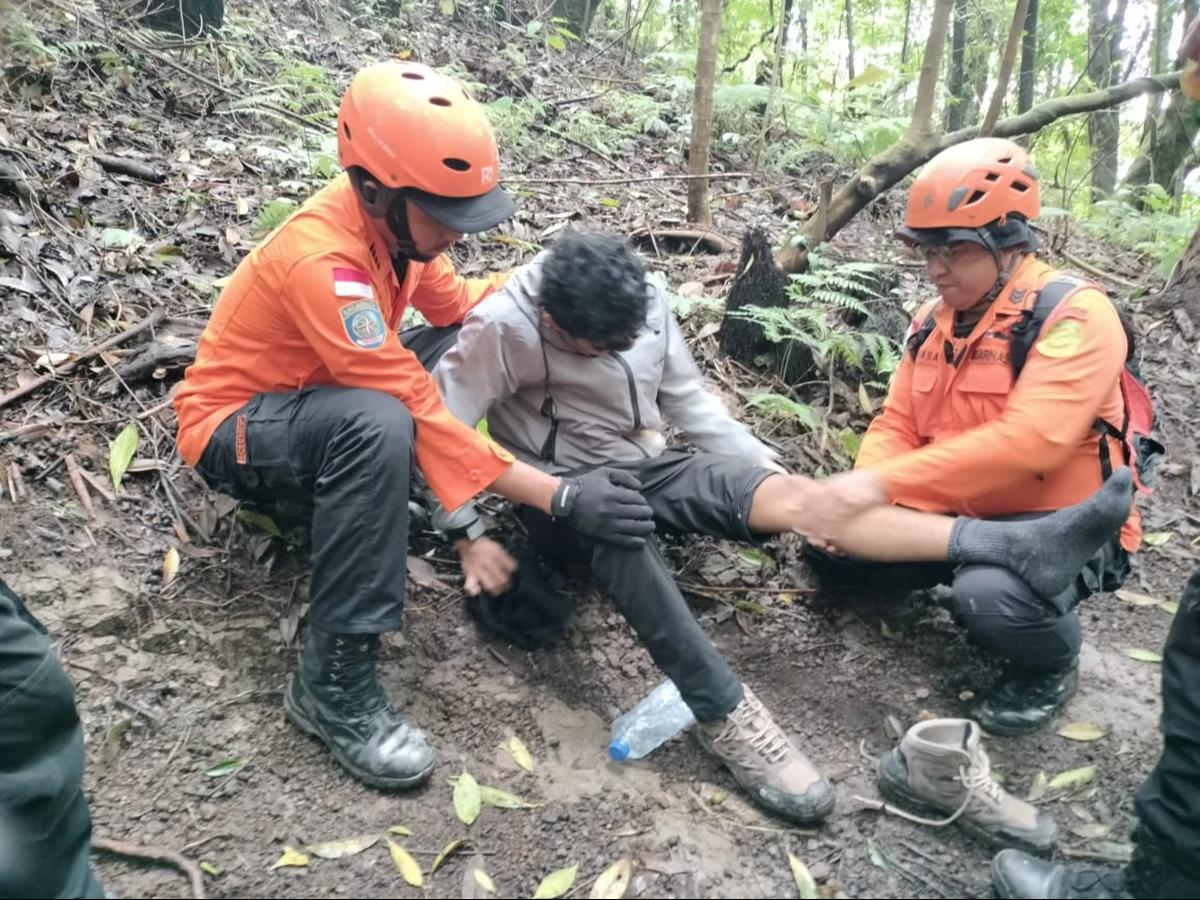 Pendaki 18 Tahun Diselamatkan Tim SAR di Gunung Agung