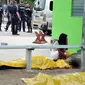 Seorang wanita menangisi jenazah yang tergelatak di jalanan pasca penembakan di terminal bus kota Choloma, Honduras, (24/11). 8 orang tewas akibat penembakan ini. (REUTERS/Stringer)