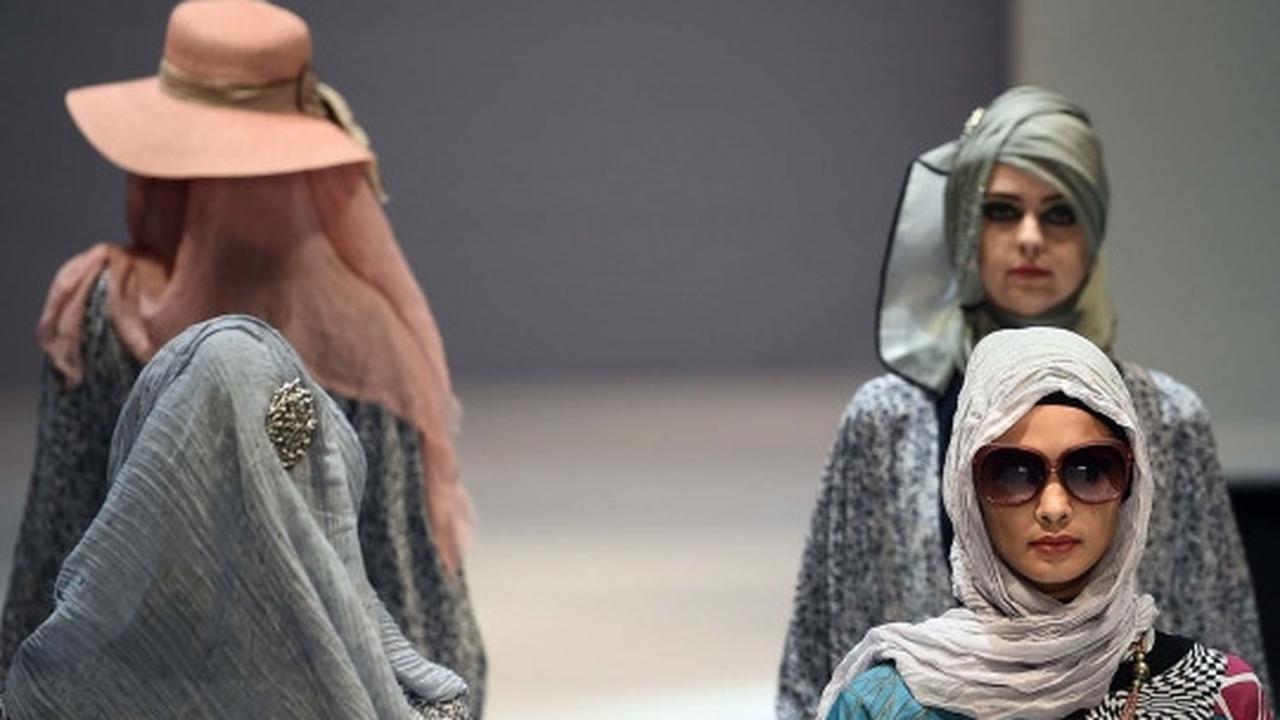 Keanggunan model berhijab di Islamic Fashion Festival