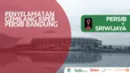 Kiper Persib Bandung, M. Natshir, melakukan penyelamatan gemilang saat menghadapi Sriwijaya FC.