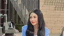 Biasa tampil dengan rambut sebahu, artis multitalenta ini menunjukkan pesona yang berbeda dengan rambut panjang bergelombang saat bintangi iklan merek shampo. [@prillylatuconsina96].