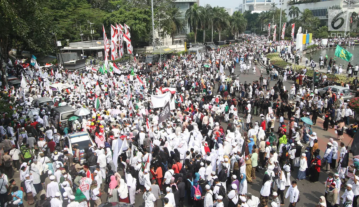 Massa Aksi solidaritas Rohingya mulai memadati kawasan Bundaran HI, Jakarta, Rabu (6/9). Rencananya, mereka akan melakukan long march menuju ke Kedutaan Besar Myanmar di Menteng. (Liputan6.com/Immanuel Antonius)