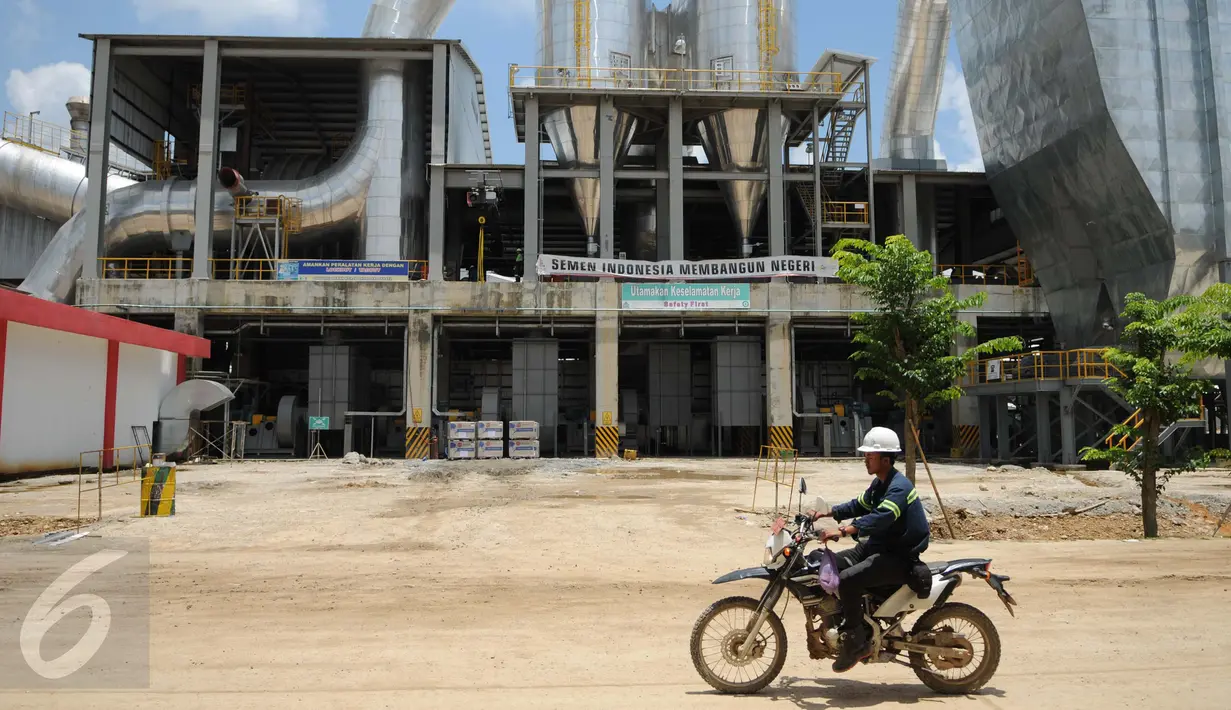 Pekerja melintasi area pabrik PT Semen Indonesia di Rembang, Jawa Tengah, Kamis (16/3). Meski mendapat penolakan dari sejumlah warga kendeng, PT Semen Indonesia menyatakan siap secara resmi mengoperasikan pabrik semennya. (Liputan6.com/Gempur M Surya)