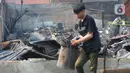 Warga mencari barang yang tersisa setelah terjadinya kebakaran bangunan semi permanan yang terjadi di Jalan Lingkar Duren Sawit, RT 01 RW 04, Jakarta Timur, Selasa (30/5/2023). (merdeka.com/Imam Buhori)