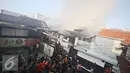 Sejumlah warga menyaksikan kebakaran yang melanda sejumlah rumah di kawasan tanah Abang, Jakarta, Senin (5/9). Belum diketahui penyebab serta kerugian akibat kebakaran yang menghanguskan kawasan padat penduduk tersebut. (Liputan6.com/Immanuel Antonius)
