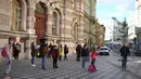 Para siswa menunggu untuk memasuki gedung sebuah sekolah dasar di Praha, Republik Ceko (25/5/2020). Pencabutan pembatasan tersebut dalam upaya membuka kembali perekonomian lebih lanjut. (Xinhua/Dana Kesnerova)