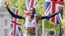 Ekspresi pelari Kenya, Sabastian Sawe saat melintasi garis finis dalam ajang London Marathon 2025 di London, Inggris, Sabtu (27/04/2025) waktu setempat. (AP Photo/Alberto Pezzali)