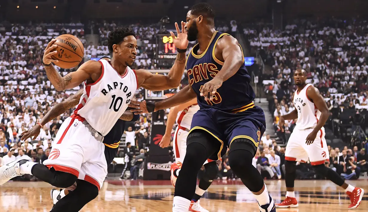 Pemain Toronto Raptors, DeMar DeRozan membawa bola berusaha melewati Cavaliers Tristan Thompson pada Semifinal Wilayah Timur Playoffs NBA 2017 di Toronto (5/5). (Frank Gunn/The Canadian Press via AP)