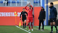 Pemain Timnas Indonesia U-20, Dony Tri Pamungkas melakukan lemparan ke dalam saat menghadapi Irak U-20 pada laga matchday pertama Grup A Piala Asia U-20 2023 di Lokomotiv Stadium, Tashkent, Uzbekistan, Rabu (1/3/2023). (the-afc.com)