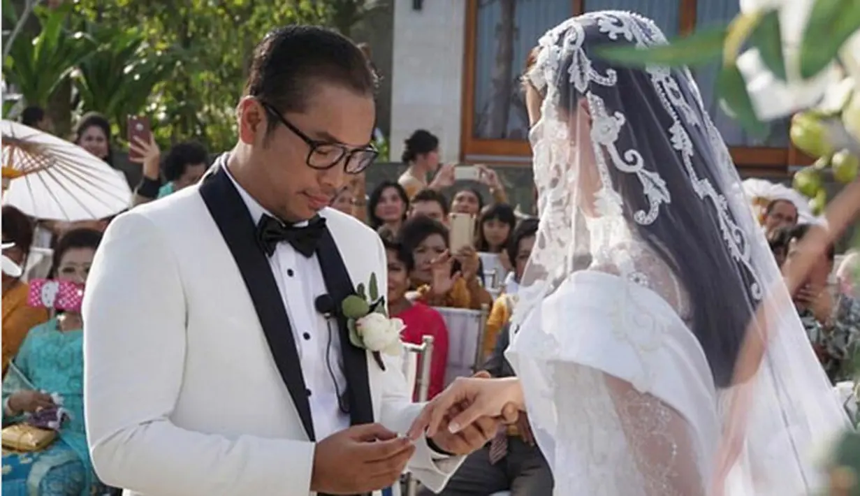 Pasangan pengantin baru Sammy Simorangkir dan Viviane baru saja menikah pada Sabtu, (22/7). Pernikahan keduanya digelar secara tertutup di Uluwatu, Pulau Dewata, Bali. (Instagram/sammysimorangkir)