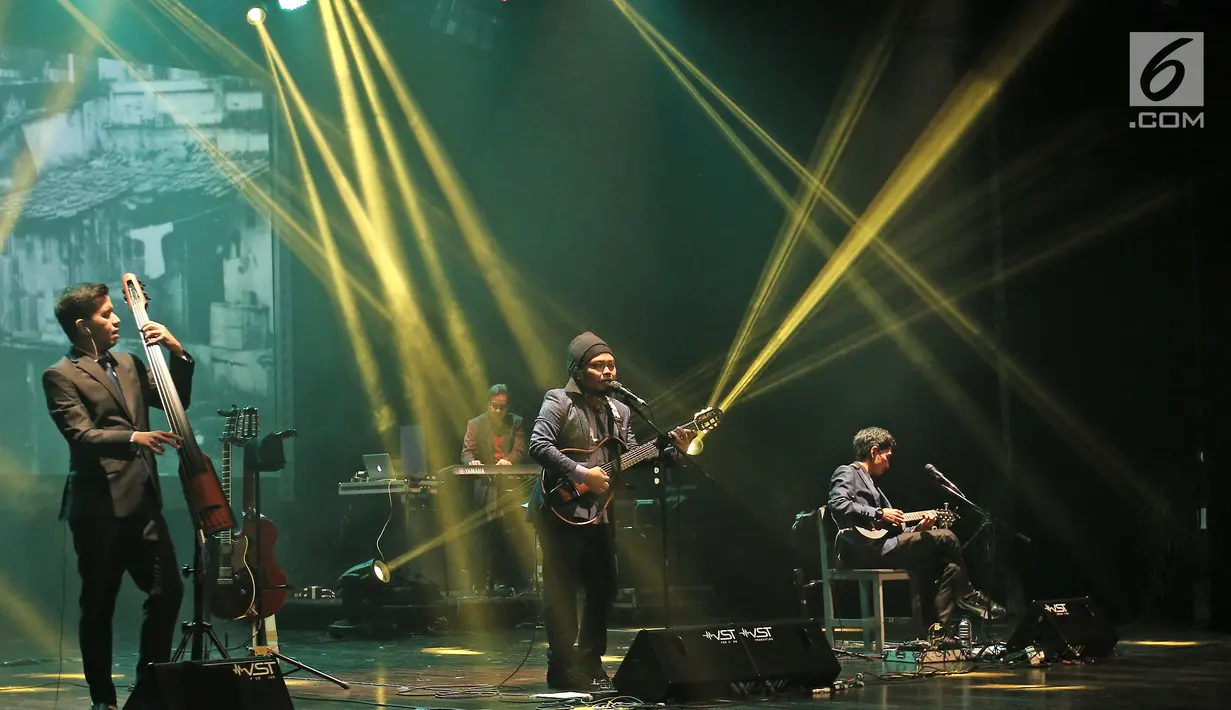 Penampilan band Payung Teduh saat menghibur penonton dalam konser BBM x Liztomania vol.3 di Gedung Kesenian Jakarta, Selasa (14/11). (Liputan6.com/Herman Zakharia)