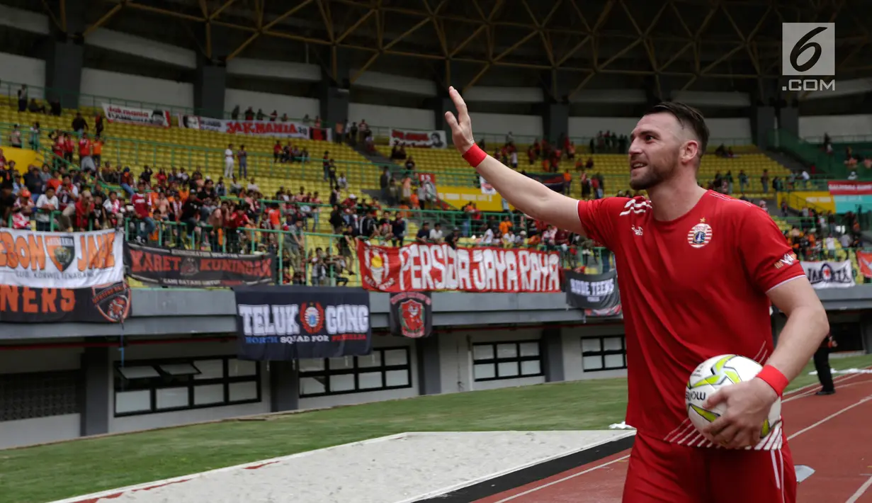 Striker Persija Jakarta, Marko Simic menyapa suporter usai pertandingan menghadapi 757 Kepri Jaya pada laga Piala Indonesia di Stadion Patriot, Bekasi, Rabu (23/1). Persija menang telak 8-2. (Bola.com/Yoppy Renato)