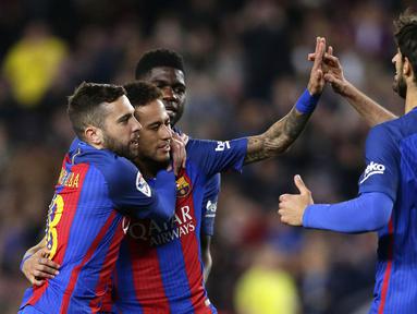 Para pemain Barcelona merayakan gol yang dicetak Neymar ke gawang Sporting pada laga Liga Spanyol di Stadion Camp Nou, Spanyol, Rabu (1/3/2017). Barcelona menang 6-1 atas Sporting. (AP/Manu Fernandez)