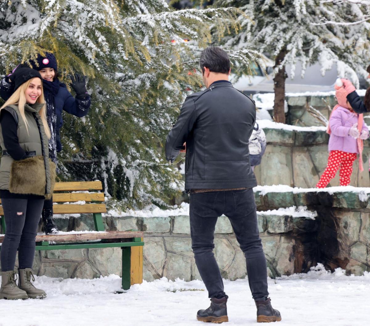 Tidak hanya itu, salju yang menutupi Parvaz Parc juga membuat suasana menjadi eksotis dan menambah keindahan taman ini semakin menakjubkan. <br>(Foto ATTA KENARE / AFP)<br>