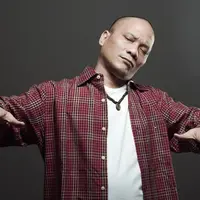 Sepak terjang Iwa K tidak hanya di bidang tarik suara, ia pernah bermain di film layar lebar berjudul Kuldesak. (via thebastardsofyoung.com)