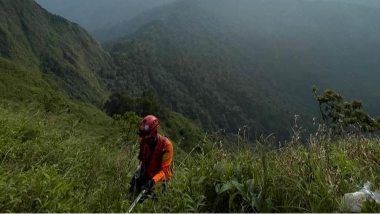 Basarnas evakuasi pendaki Gunung Natas Angin Kudus