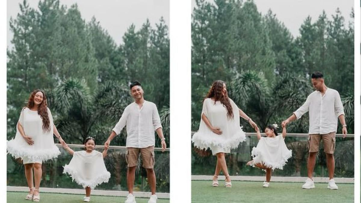 Sekeluarga Kompak Berbusana Putih, 6 Potret Kemeriahan Gender Reveal Anak Kedua Siti Badriah