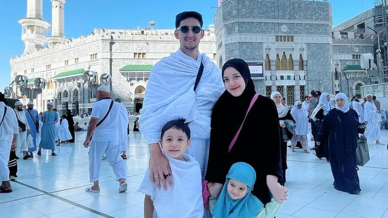 5 Potret Tasya Kamila Umrah Bareng Keluarga, Kegiatan Pengujung Tahun yang Penuh Syukur