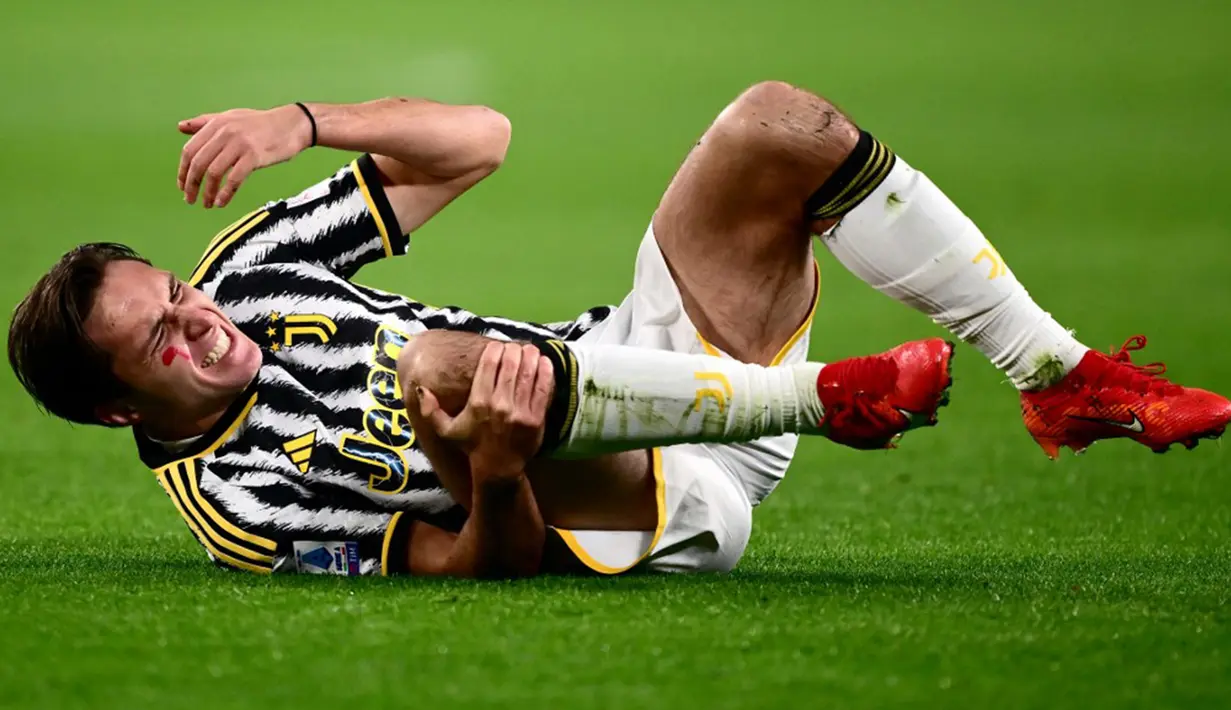 Juventus membuntuti pada urutan dua dengan terpaut dua angka. (MARCO BERTORELLO/AFP)