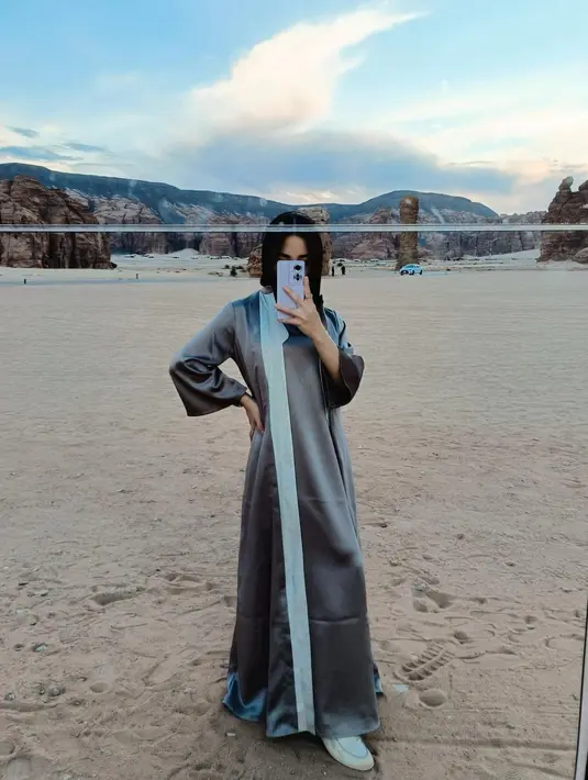 Penampilan ibu satu anak itu semakin terlihat chic dengan tambahan kerudung warna hitam yang disematkan ke dalam Abaya. [@nikitawillyofficial94]