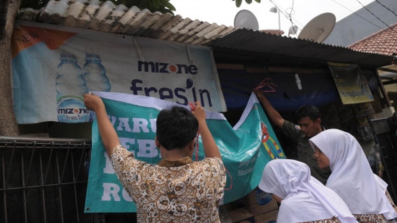 Aksi pelajar turunkan spanduk iklan rokok di warung dekat sekolah