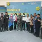 Operation Head PT Pamapersada Nusantara Balikpapan, Sulasman menyerahkan secara simbolis bangunan dan peralatan laboratorium PCR ke RSUD Beriman yang diterima Wali Kota Balikpapan, Rahmad Mas'ud. (Liputan6.com)