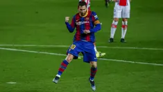 Penyerang Barcelona, Lionel Messi berselebrasi usai mencetak gol ke gawang Deportivo Alaves pada pertandingan lanjutan La Liga Spanyol di stadion Camp Nou, Spanyol, Minggu (14/2/2021). Messi mencetak dua gol dan mengantar Barcelona menang telak atas Alaves 5-1. (AP Photo/Joan Monfort)