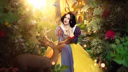 Laura Moane terlihat mengenakan gaun biru tua dengan aksen merah menyala di bagian lengan dan pita rambut yang menjadi ciri khas Snow White. Jalani pemotretan tema Snow White, mantan kekasih Al Ghazali ini sangat cocok memerankan karakter Disney Princess di dunia nyata. Tak sedikit pula penggemar Laura yang berharap suatu hari ia bisa tampil dalam proyek live-action Disney. (Liputan6.com/IG/@fdphotography90)