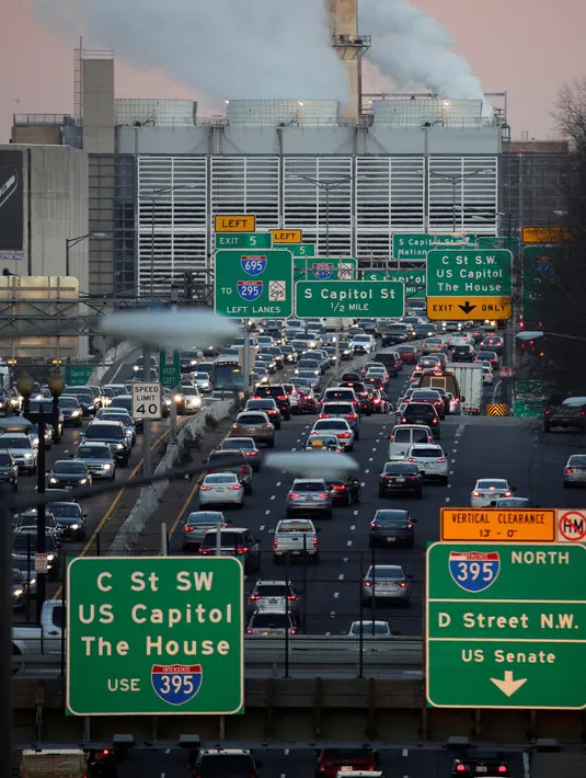 Kepadatan arus lalu lintas pada jam sibuk di dekat Capitol Power Plant Washington, AS, 20 Desember 2016. Kepadatan lalu lintas di Washington terlihat pada jam sibuk, terlebih memasuki libur Natal dan Tahun baru. (REUTERS/Joshua Roberts)