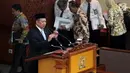 Ketua DPR Bambang Soesatyo memberi sambutan saat Rapat Paripurna bersama Menteri Keuangan Sri Mulyani di Jakarta, Rabu (31/10). Meski disertai sejumlah catatan, DPR menyetujui RUU APBN 2019 beserta Nota Keuangannya menjadi UU. (Liputan6.com/JohanTallo)