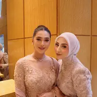 Keduanya tampil anggun dalam balutan kebaya bernuansa blush pink yang memberi kesan feminin sekaligus elegan. [@marginw].
