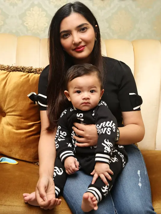 "Nggak dirawat, cuma dikasih obat. (Keguguran) Yang ini hampir sama kaya yang pertama, sama dokter cuma dikasih obat dibersihin dari dalam," ujar Ashanty di kawasan Cinere, Tangerang Selatan, Selasa (8/8/2017). (Bambang E. Ros/Bintang.com)