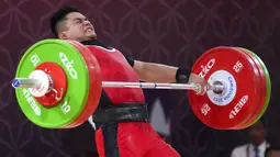 Lifter Indonesia, Muhammad Zul Ilmi berkompetisi pada nomor angkat besi putra 89kg SEA Games 2023 di Hanoi Sports Training and Competition Center, Hanoi, Vietnam, Minggu (22/5/2022). Zul meraih medali perak setelah melakukan total angkatan 328kg (145kg snatch dan 183kg clean & jerk). (AP Photo/Tatan Syuflana)