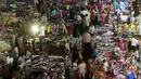 Suasana saat sejumlah warga berbelanja di Al Ataba, pasar yang populer di pusat kota Kairo, Mesir, Rabu (15/7/2015). Muslim di seluruh dunia sedang mempersiapkan untuk menyambut datangnya Hari Raya Idul Fitri. (REUTERS/Mohamed Abd El Ghany)