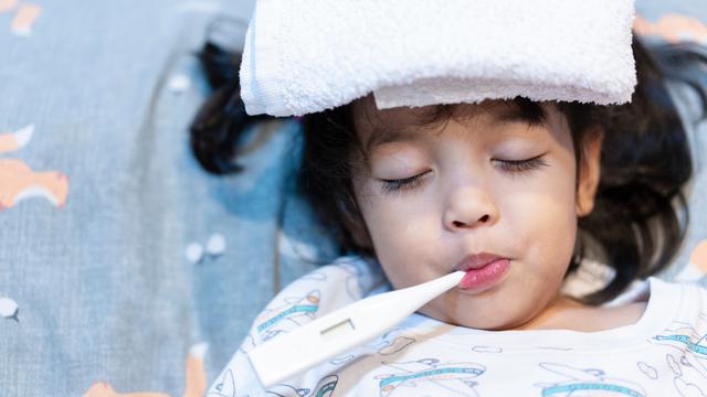 mengompres anak demam