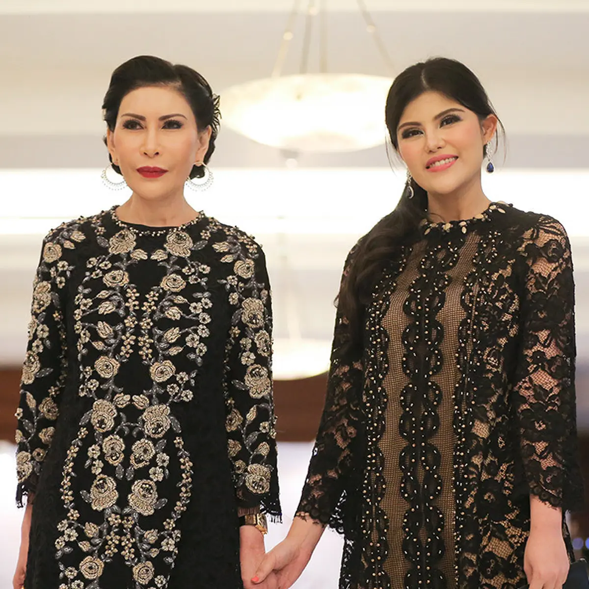 Lihat Gaya Dua Generasi Kenakan Gaun Gaun Lace yang Romantis Fashion Fimela