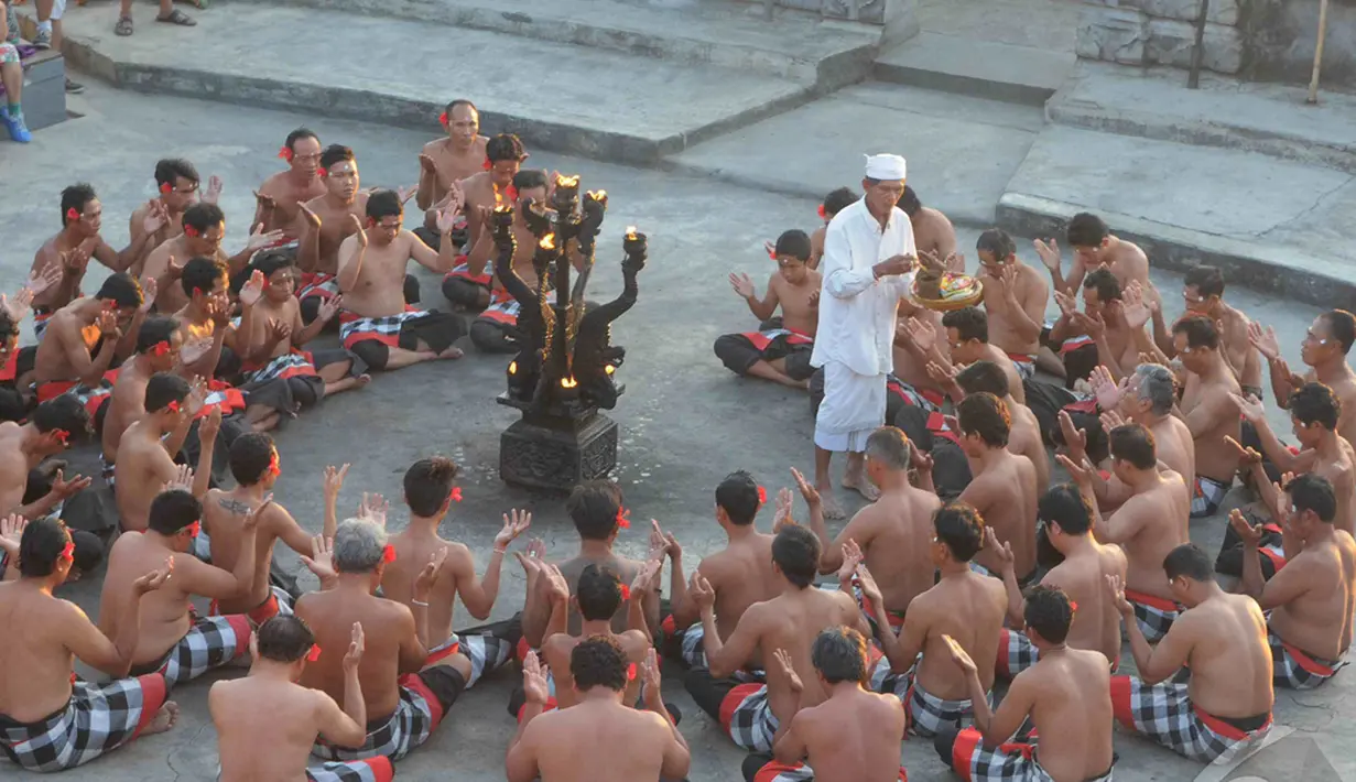 Namun pada tahun 1930an muncul seorang seniman bernama Wayan Limbak yang bekerja sama dengan seorang pelukis dari Jerman yang bernama Walter Spies yang mencoba mengembangkan tarian ini, Bali (31/8/2014) (Liputan6.com/Herman Zakaria)