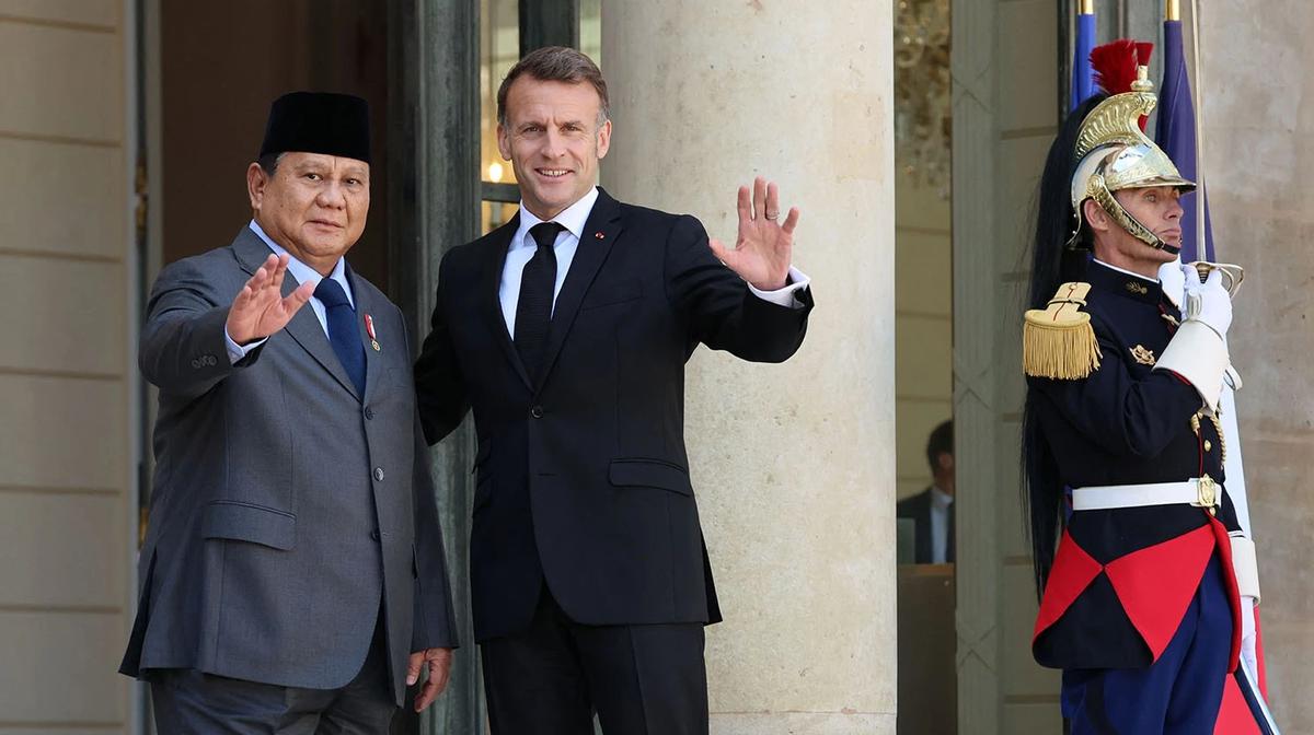 FOTO: Presiden Macron Sambut Hangat Prabowo di Istana Elysee Paris