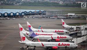 Pesawat maskapai Lion Air terparkir di areal Bandara Soekarno Hatta, Tangerang, Kamis (16/5/2019). Berdasarkan hasil Rapat Koordinasi antara Kementerian Bidang Perekonomian dan Kementerian Perhubungan memutuskan tarif batas atas tiket pesawat turun sebesar 12-16 persen. (Liputan6.com/Faizal Fanani)