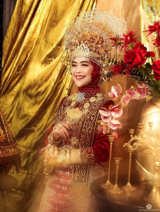 Sementara untuk mahkota ini disebut Patam Dhoe dalam pakaian adat Aceh. (Instagram/fdphotography).