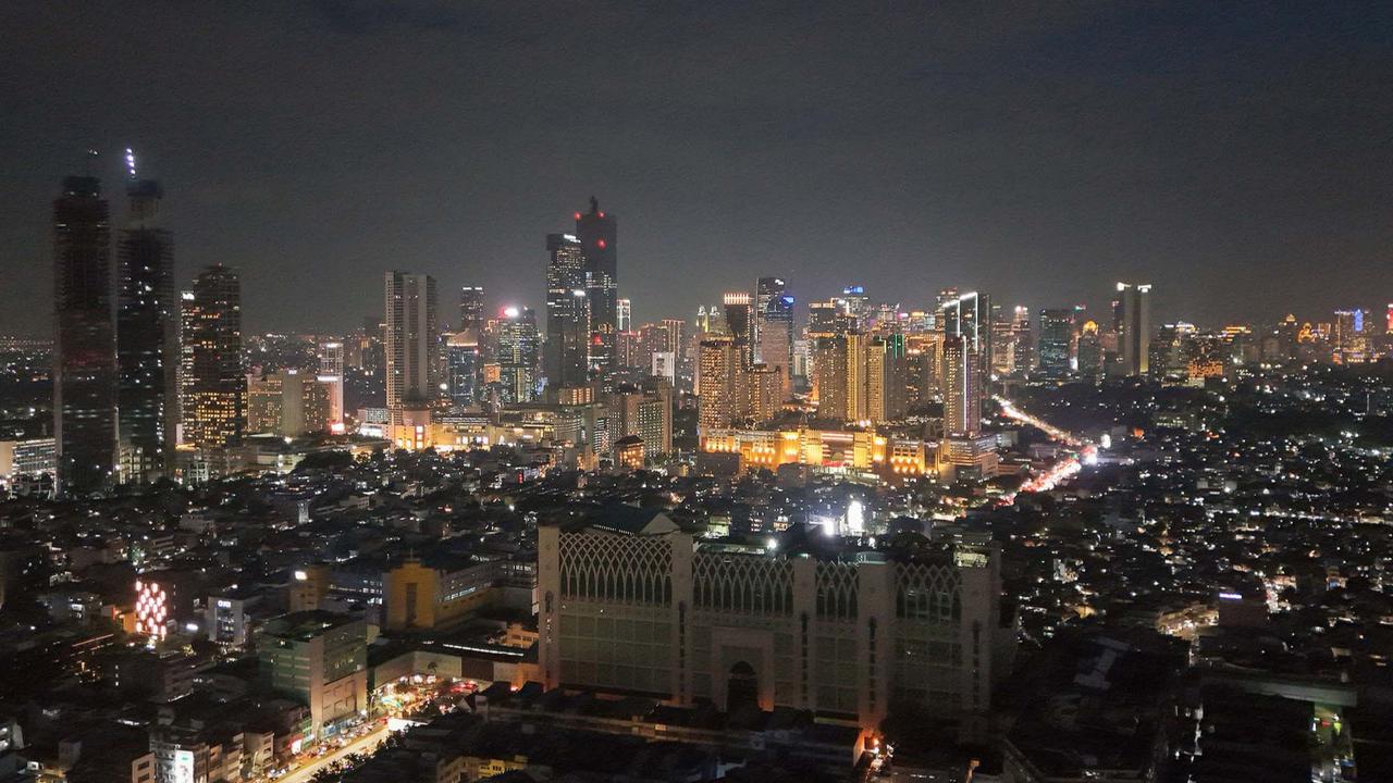 Keindahan Kota Jakarta yang Padat Penduduk di Kala Senja