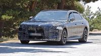 BMW 7 Series facelift (Casrscoop)