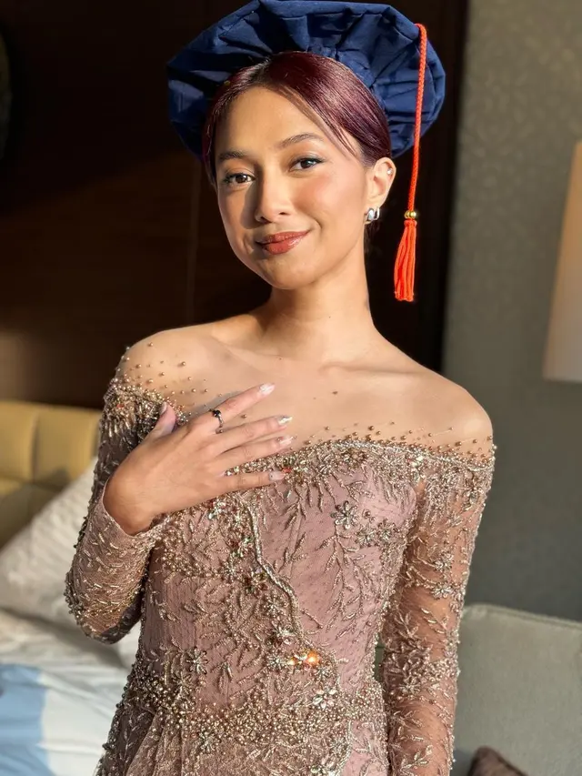 Setelah Sukses Buka Konser Coldplay, Rahmania Astrini Terlihat Ayu dalam Balutan Kebaya Saat Wisuda`